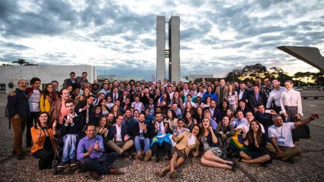 Bolsistas do curso de formação para candidatos do RenovaBR na Praça dos Três Poderes, em Brasília