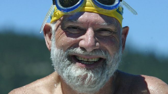 Oliver Sacks com óculos de mergulho