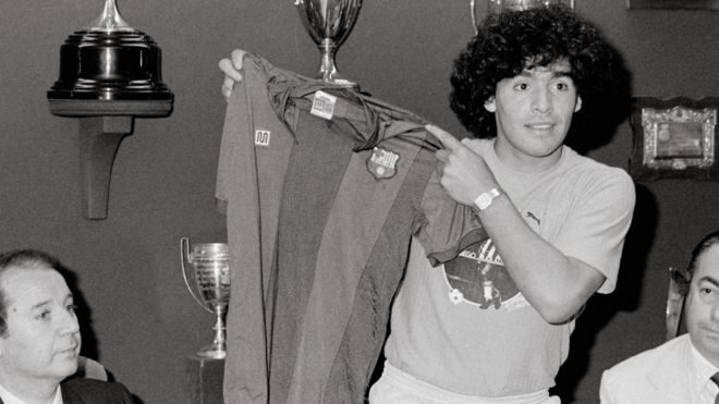 Maradona muestra su camiseta del Barcelona en 1982.