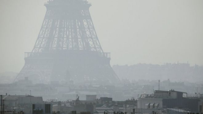 Foto da Torre Eiffel envolvida em nevoeiro