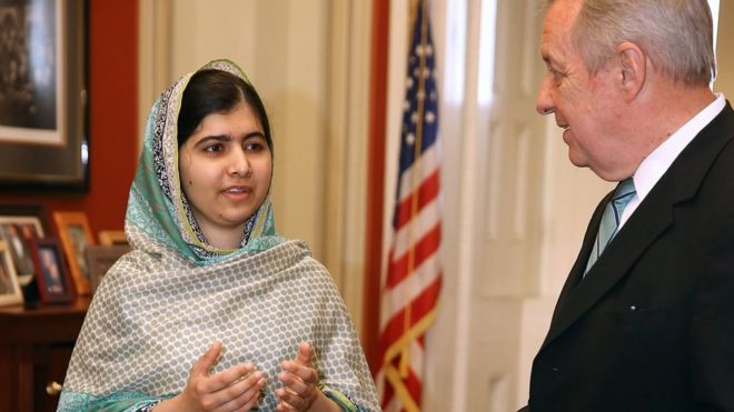 Малала Юсафзай встречается с кнутом сенатора из числа меньшинств Ричардом Дурбином