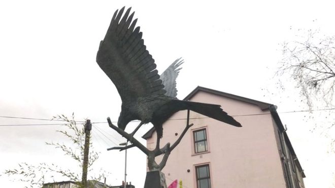 Скульптура красного воздушного змея в Llanwrtyd Wells