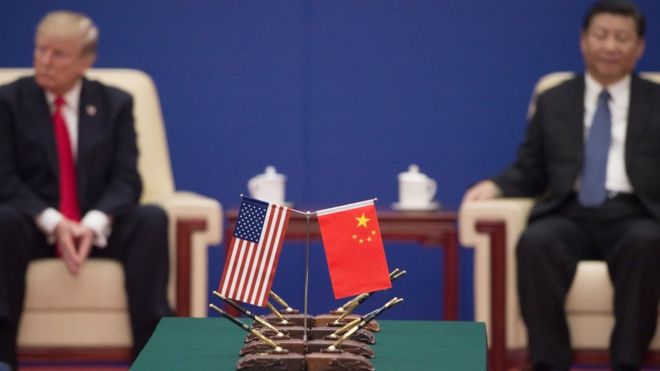 Президент США Дональд Трамп (слева) и президент Китая Си Цзиньпин присутствуют на мероприятии лидеров бизнеса в Большом зале народных собраний в Пекине 9 ноября 2017 года.