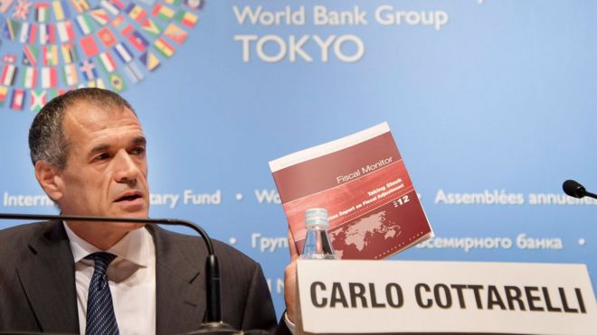 Карло Коттарелли проводит брифинг новостей по Fiscal Monitor на Токийском международном форуме в Токио, 9 октября 2012 года.