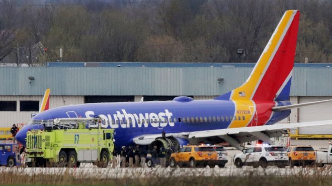 Самолет Boeing 737-700 Southwest Airlines на взлетно-посадочной полосе в международном аэропорту Филадельфии после того, как он был вынужден приземлиться из-за отказа двигателя 17 апреля 2018 года. Катастрофический отказ двигателя убил одного человека и вынудил его совершить аварийную посадку