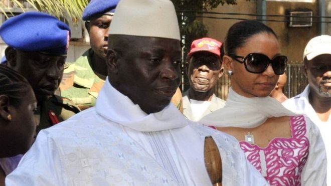 Действующий президент Гамбии Яхья Джамме (слева) в сопровождении своей жены Зейнеб Сума Джамме (справа) готовится проголосовать 24 ноября 2011 года на избирательном участке в столице страны Банжуле