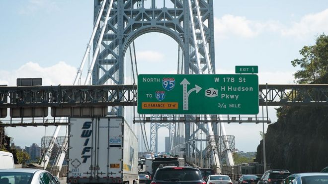 Движение транспорта на шоссе, ведущем к мосту Джорджа Вашингтона в Нью-Джерси.