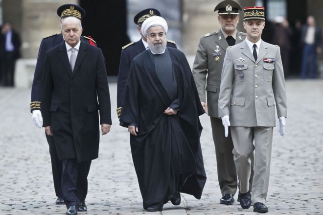 Министр иностранных дел Франции Лоран Фабиус (слева) и президент Ирана Хасан Рухани прибывают на церемонию приветствия в Дом инвалидов в Париже
