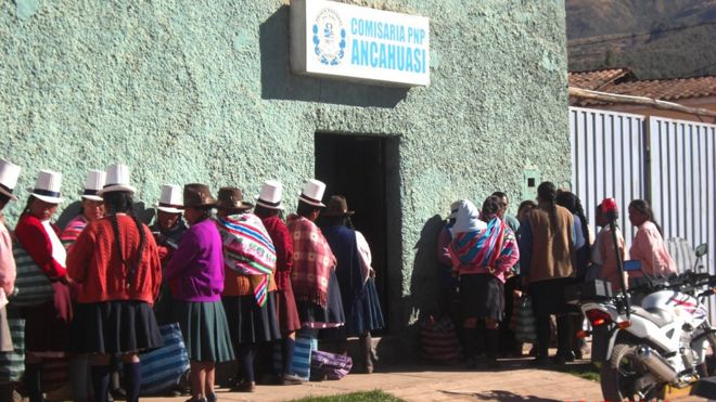 Очередь женщин для дачи показаний прокурорам в Куско