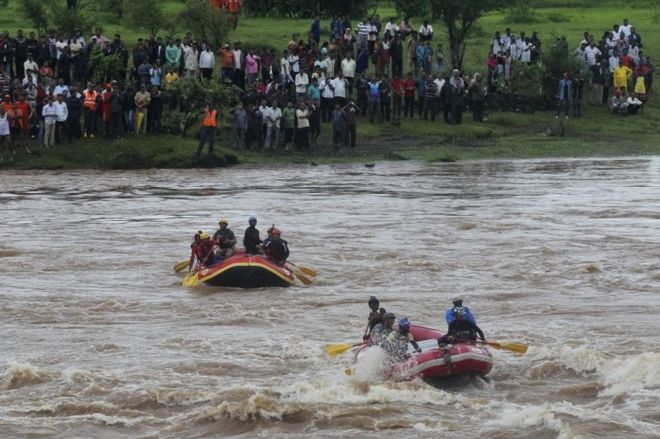 Спасатели обыскивают затопленную реку Савитри после обрушения старого моста в Махаде, штат Западный Махараштра, Индия, среда, 3 августа 2016 года.