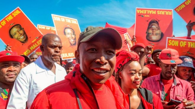 Лидер партии «Борцы за экономическую свободу» (EFF) Юлий Малема уходит после того, как проголосовал на избирательном участке в поселке Шешого на окраине Полокване 8 мая 2019 года.