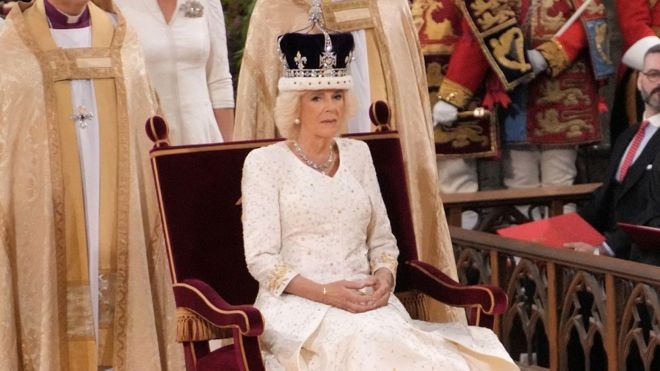 La reina Camila en el momento de la coronación.