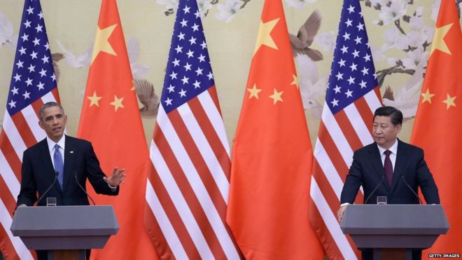 12 ноября: СШАПрезидент США Барак Обама (слева) и президент Китая Си Цзиньпин (справа) на пресс-конференции