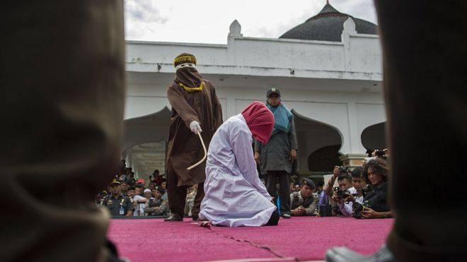 Foto de archivo de una mujer en Indonesia siendo azotada en pÃºblico.