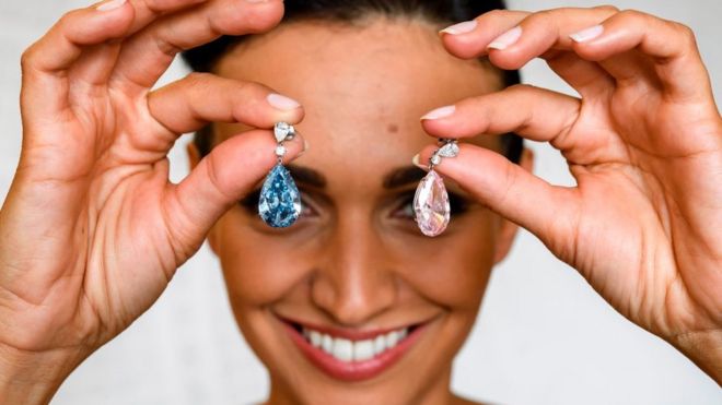 Una modelo muestra dos diamantes valorados en millones de dÃ³lares.