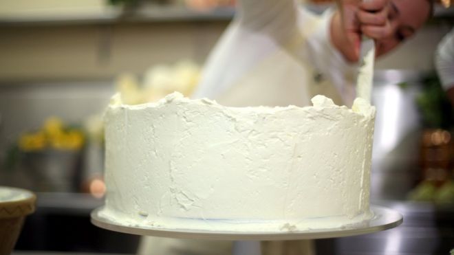 Клэр Птак завершает свадебный торт