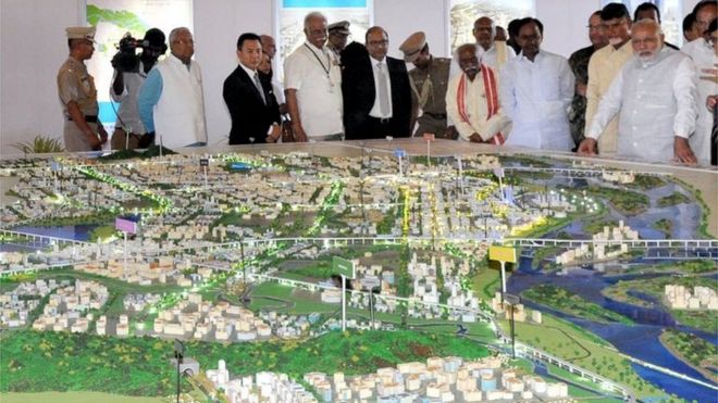 Премьер-министр Индии Нарендра Моди (R) рассматривает планы Амаравати, новой столицы штата Андхра-Прадеш
