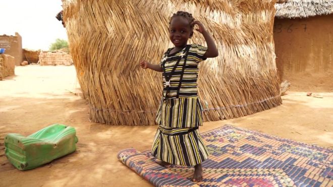 Маленькая девочка, Мариета, в деревне Буркина-Фасо