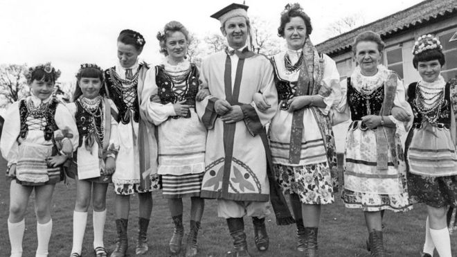 Польские мужчины и женщины в национальных костюмах