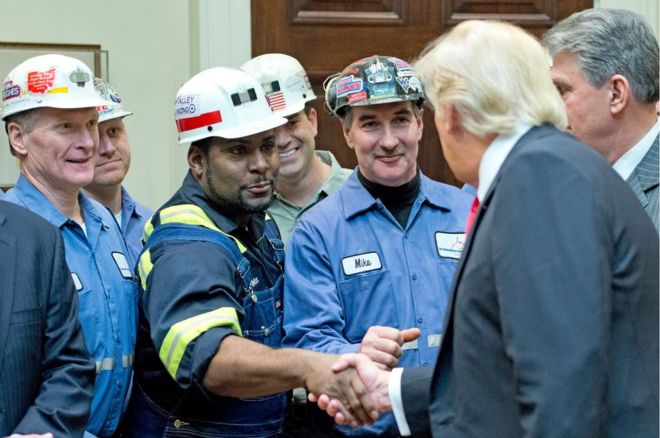 Президент США Дональд Дж. Трамп пожимает руку шахтерам до отмены правила, представленного Министерством внутренних дел США, известного как Правило защиты ручья в комнате Рузвельта Белого дома в Вашингтоне, округ Колумбия, США, 16 февраля 2017 года. || |