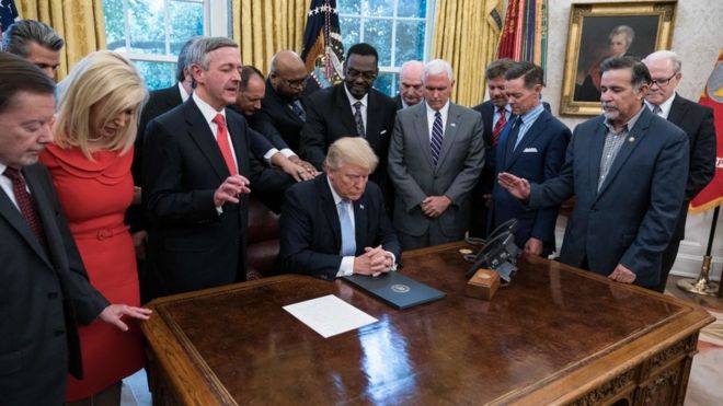 Президент Трамп молится с лидерами веры в Овальном кабинете