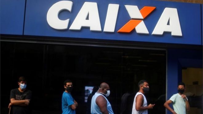 Pessoas na fila da Caixa