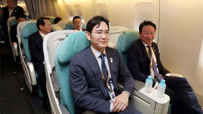 Наследник Samsung Джей Й Ли и другие южнокорейские бизнесмены на самолете в Пхеньян