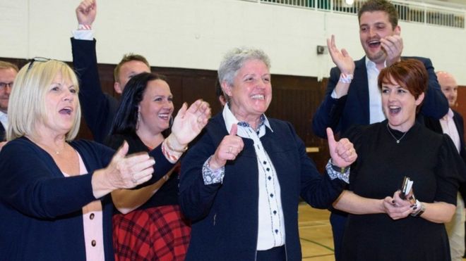 Элисон Беннингтон (с большими пальцами) празднует свое избрание в Антрим и городской совет Ньютаунабби