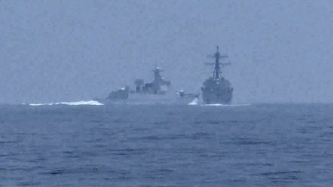 سفينة حربية صينية تعبر طريق المدمرة الأمريكية يو إس إس تشونغ هون في مضيق تايوان