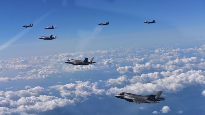 На этом раздаточном снимке, представленном министерством обороны Южной Кореи, истребители F-15K Южной Кореи и американский F-35B летают над Корейским полуостровом во время учений 31 августа 2017 года в Канвондо, Южная Корея