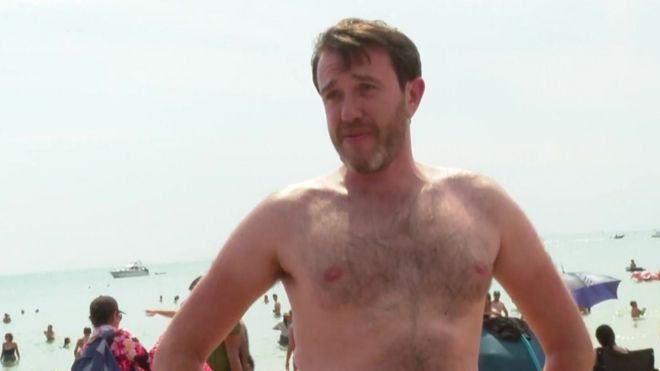 Мужчина на пляже Борнмута