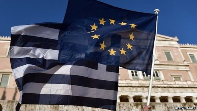 Флаги Греции и ЕС держатся на высоте перед зданием парламента Греции