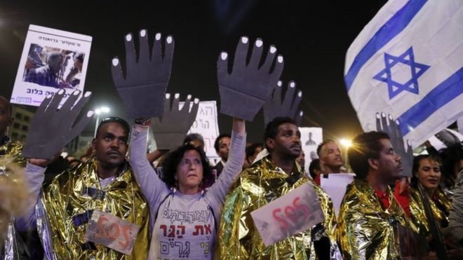 Африканские просители убежища и израильтяне протестуют против депортации африканских просителей убежища, поскольку тысячи людей принимают участие в демонстрации на площади Рабина, Тель-Авив, Израиль, 24 марта 2018 года.