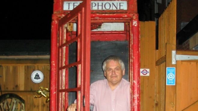 Стив Спилл в телефонной будке