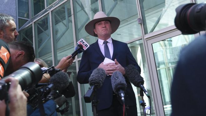Барнаби Джойс общается со СМИ во время пресс-конференции в здании парламента в Канберре, Австралия, 16 февраля 2018 года