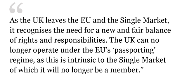 Текст из белой книги: Поскольку Великобритания покидает ЕС и Единый рынок, она признает необходимость нового и справедливого баланса прав и обязанностей. Великобритания больше не может работать по «паспорту» ЕС режим, так как это присуще Единому рынку, членом которого он больше не будет.