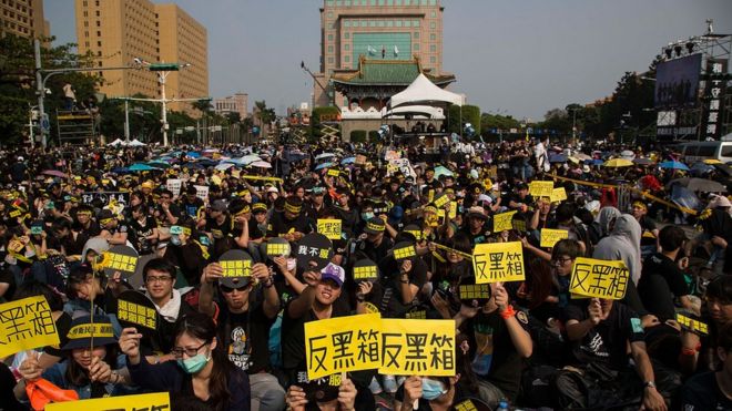 Протестующие студенты по поводу проливов торгового соглашения с Китаем. 30 марта 2014 года в Тайбэе, Тайвань.