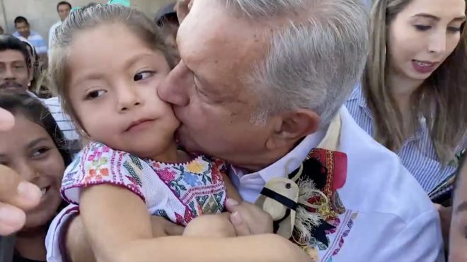 AMLO besa a una niña en Guerrero.