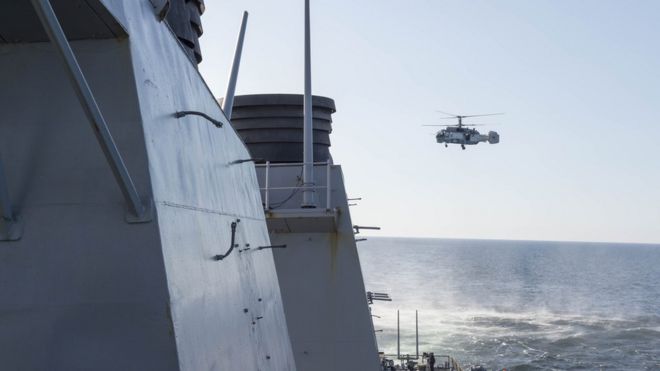 Россиянин Kamov KA-27 Helix обследует USS Donald Cook 12 апреля 2016 года