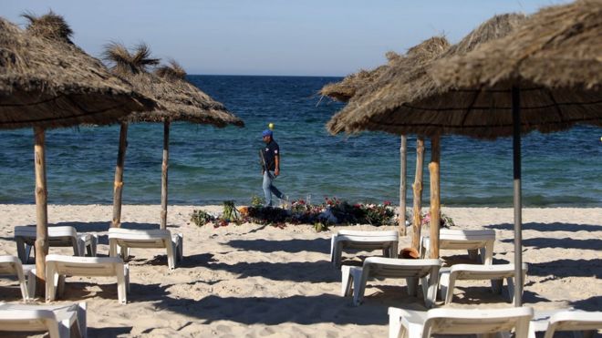 Файл с фотографией вооруженного полицейского от 30.06.15 на пляже возле отеля RIU Imperial Marhaba в Суссе, Тунис, после теракта на пляже.