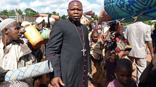 L'archevêque de Bangui Mgr Dieudonné Nzapalainga (C) avec les réfugiés à Yaloke, en 2014 (illustration).
