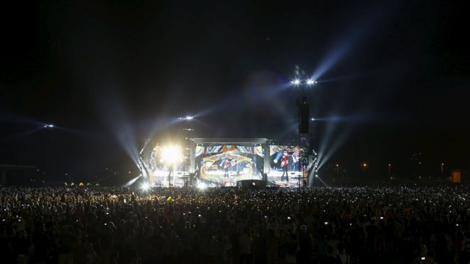 Фанаты посещают бесплатный концерт Rolling Stones в спортивном комплексе Ciudad Deportiva de la Habana в Гаване, Куба, 25 марта 2016 года. REUTERS / Ueslei Marcelino