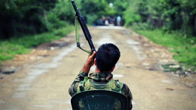 सोशल मीडिया पर एक भारतीय सैनिक की यह तस्वीर वायरल हो गई है.