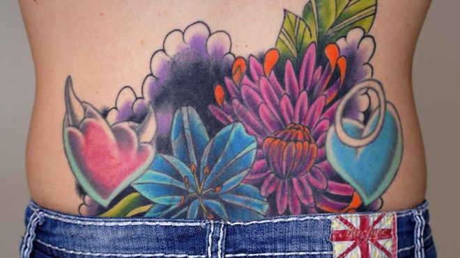 Flores para cobrir a tatuagem anterior nas costas de Jen
