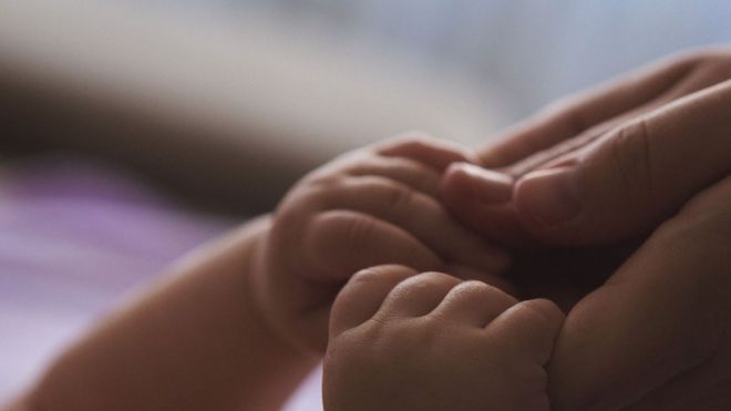 mãos de bebê e mãe