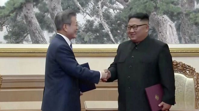 Moon Jae-in (left) and Kim Jong-un