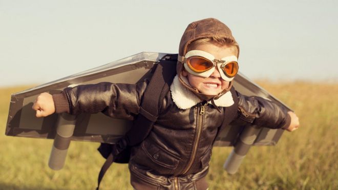 Niño intentando volar