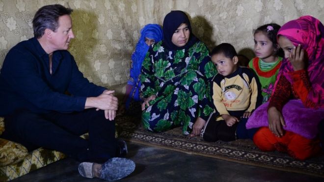 Дэвид Кэмерон с сирийскими беженцами в Ливане