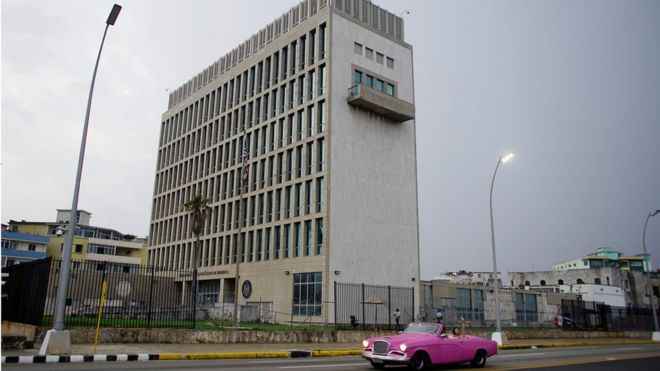 Проезжает машина с туристами мимо посольства США в Гаване