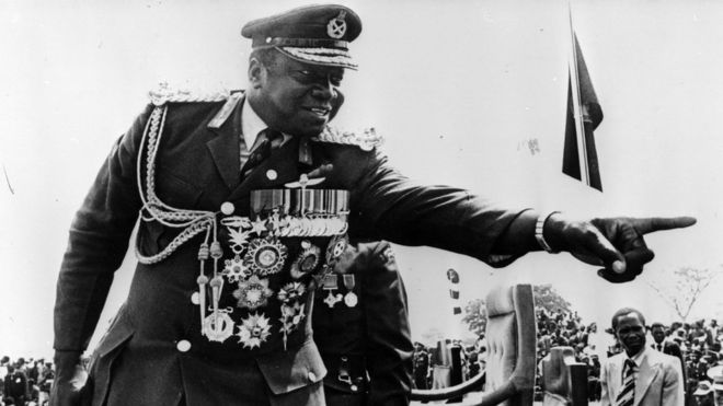 Генерал Иди Амин в военной форме и медалях